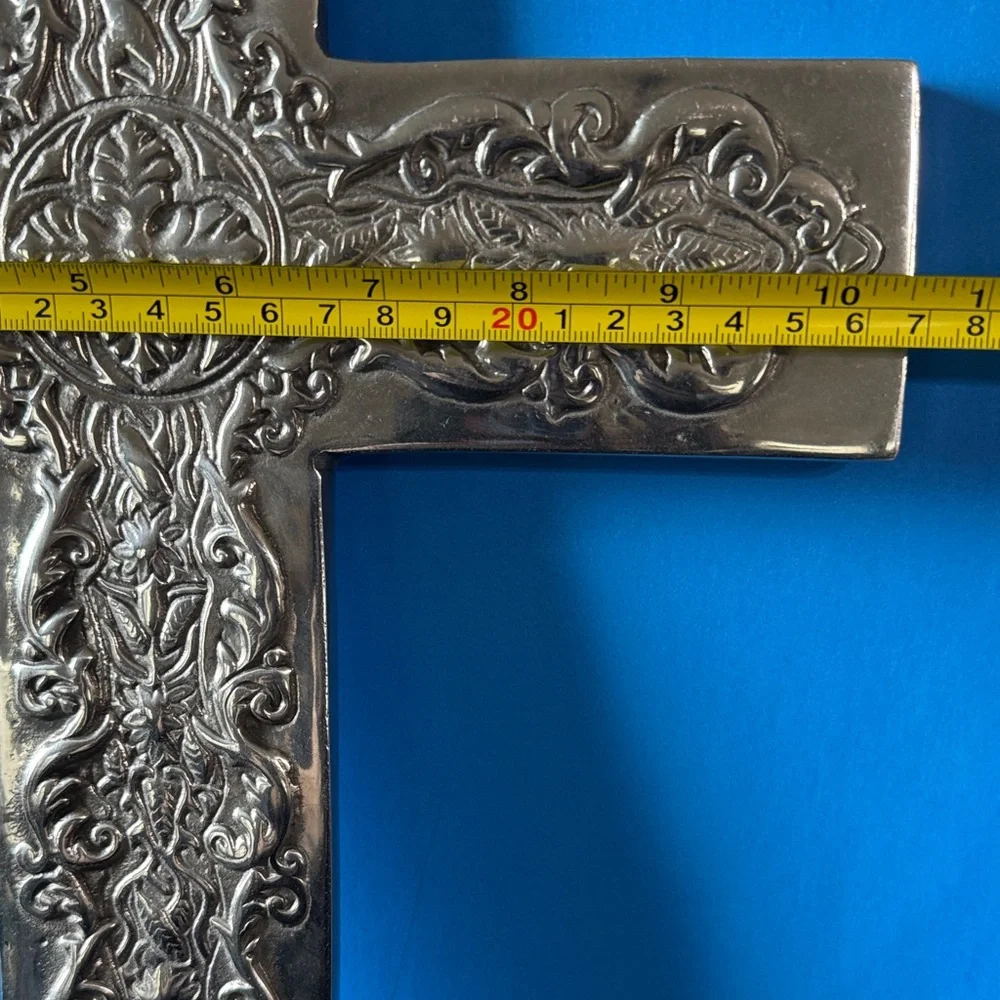 Elegant metal Silver Wall Cross (heavy)